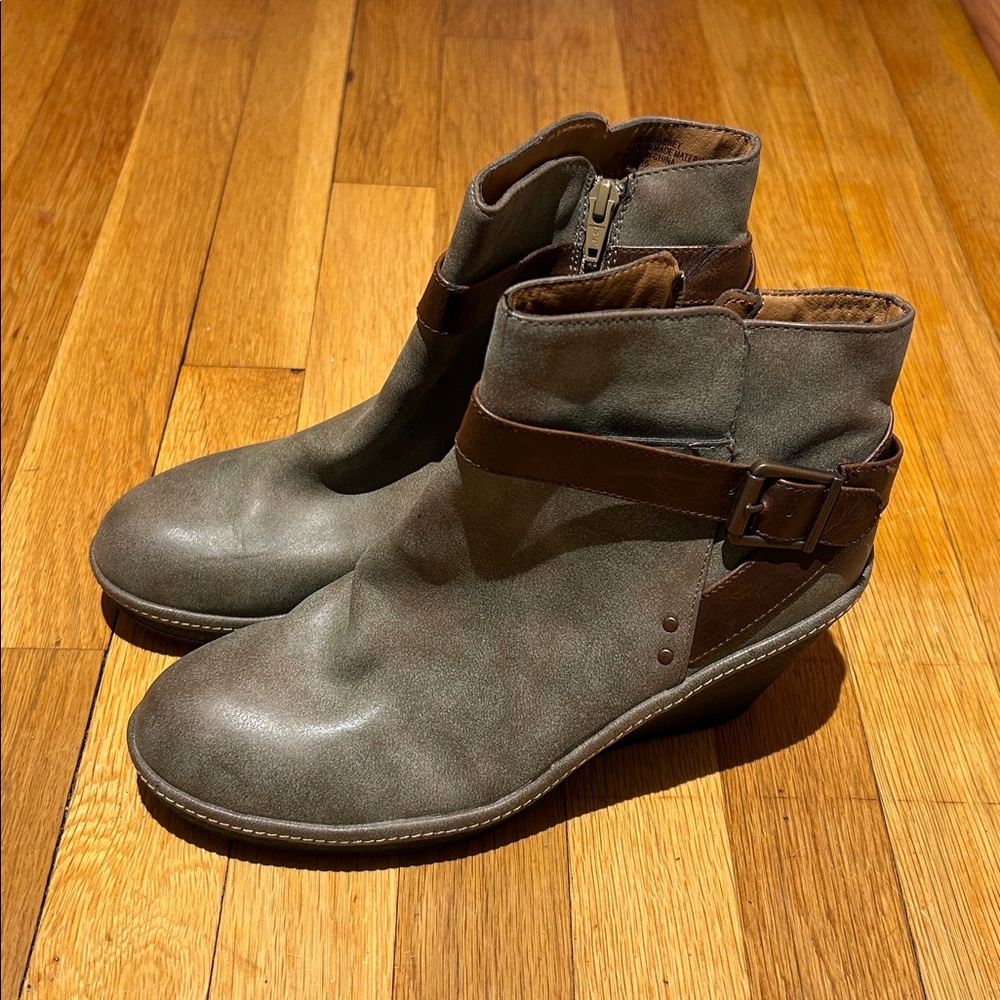EuroSoft by Sofft Gray green Ankle Booties wedge belt zipper closure size 9M
